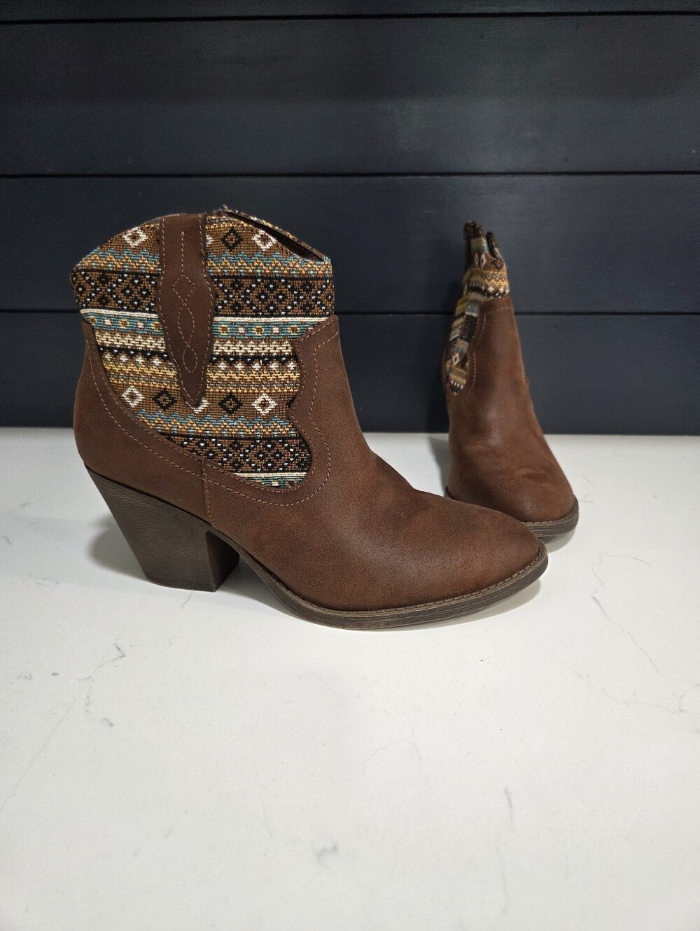 NWOT Jellypop Hurley Brown Ankle Booties with Multicolor Woven Shaft Size 10